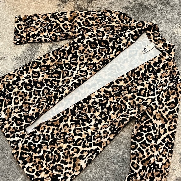Like New Italian light weight leopard print blazer - Picture 2 of 7
